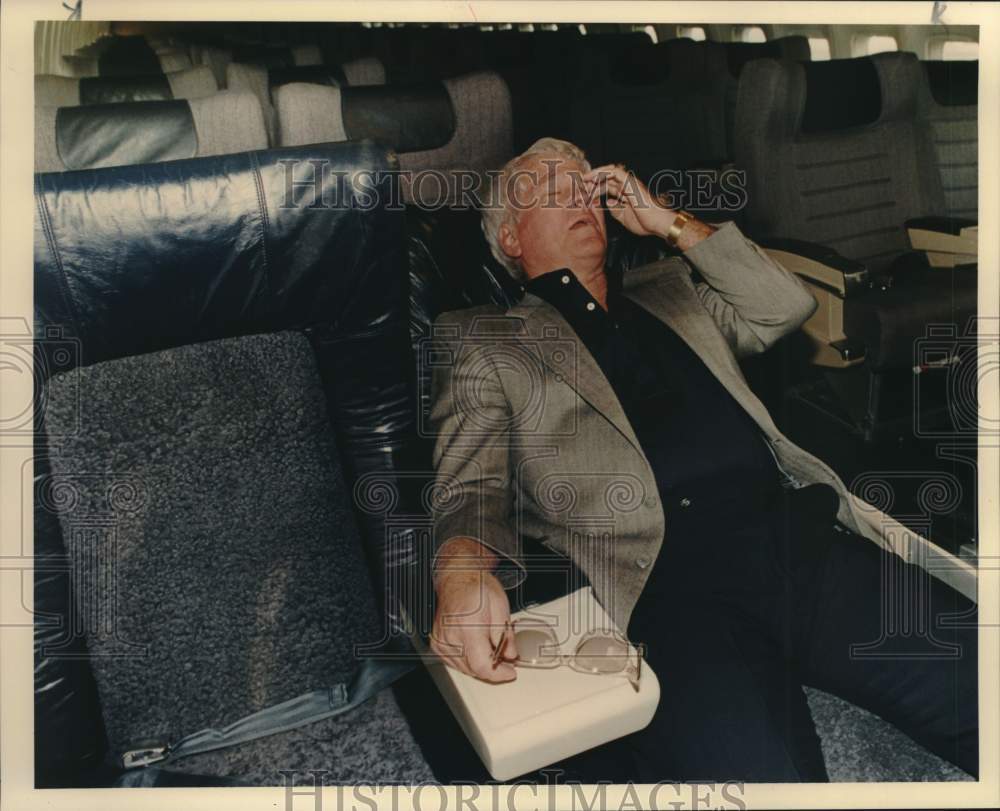 1992 Press Photo San Antonio Spurs Basketball Executive Bob Bass on Team Plane- Historic Images