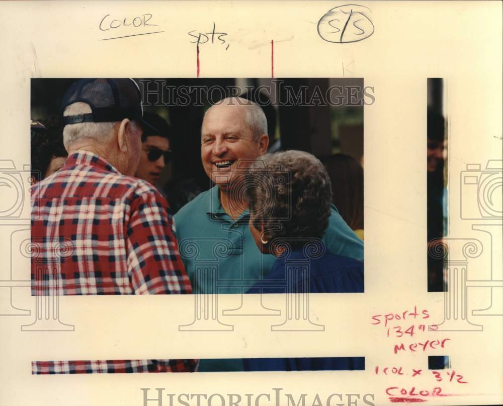 1991 Press Photo St. Mary&#39;s University Basketball Coach Buddy Meyer at Barbeque- Historic Images