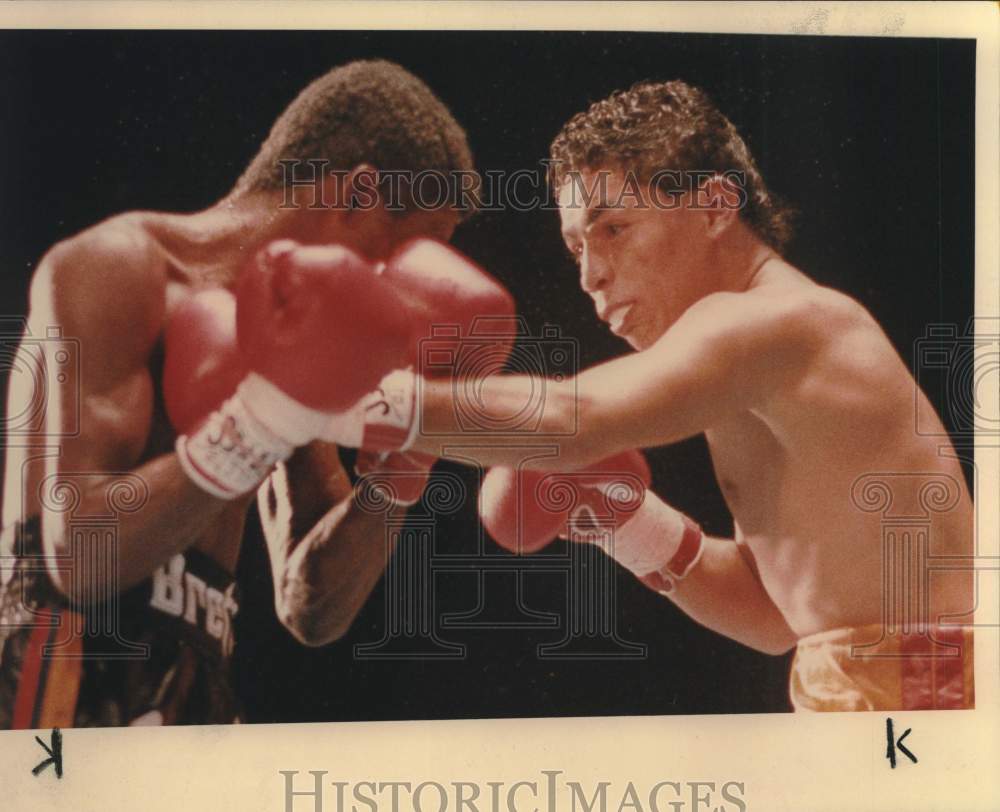 1988 Press Photo Boxers Ray Medel &amp; Fidel Bassa Fight - sas23350- Historic Images