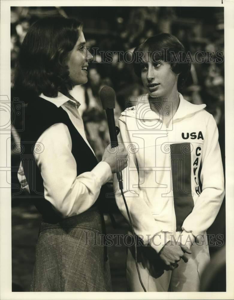 1977 Press Photo Olympian Lisa Cawthron with Sportscaster Nancy Heis, Gymnast- Historic Images