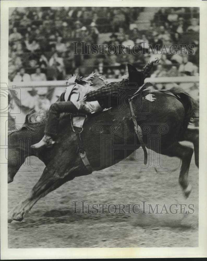 Press Photo Jimmy Dix at Professional Rodeo Cowboys Association contest ride- Historic Images