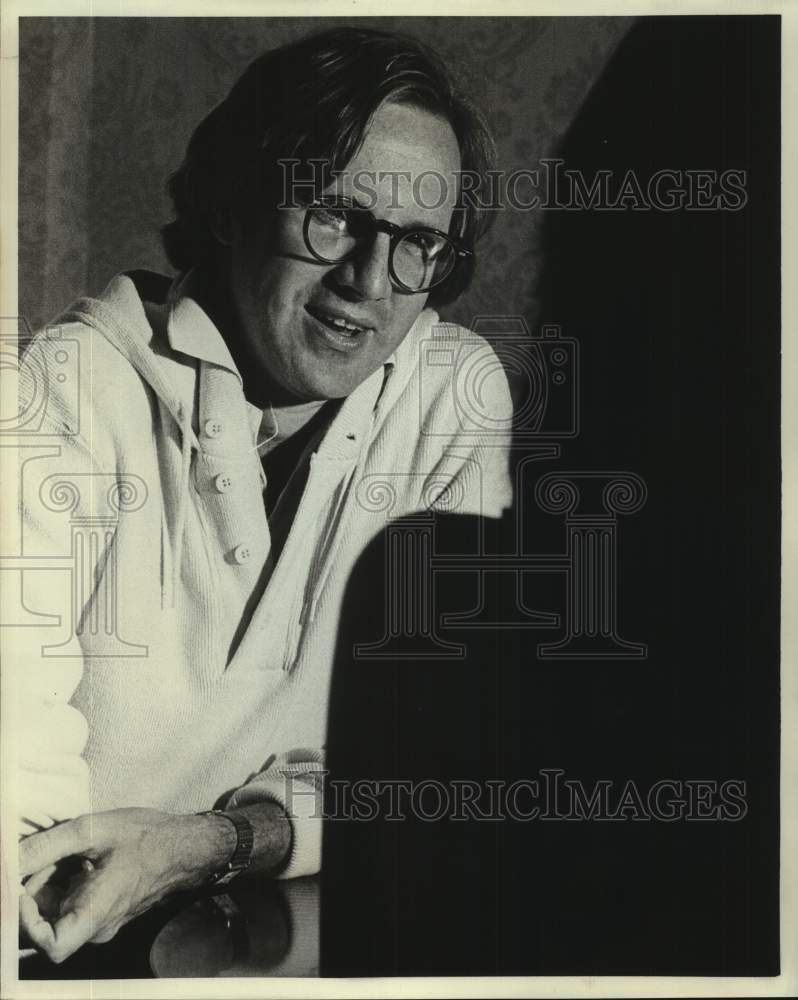 1978 Press Photo Mike Berry, Photographer for Playboy interviews hopeful woman