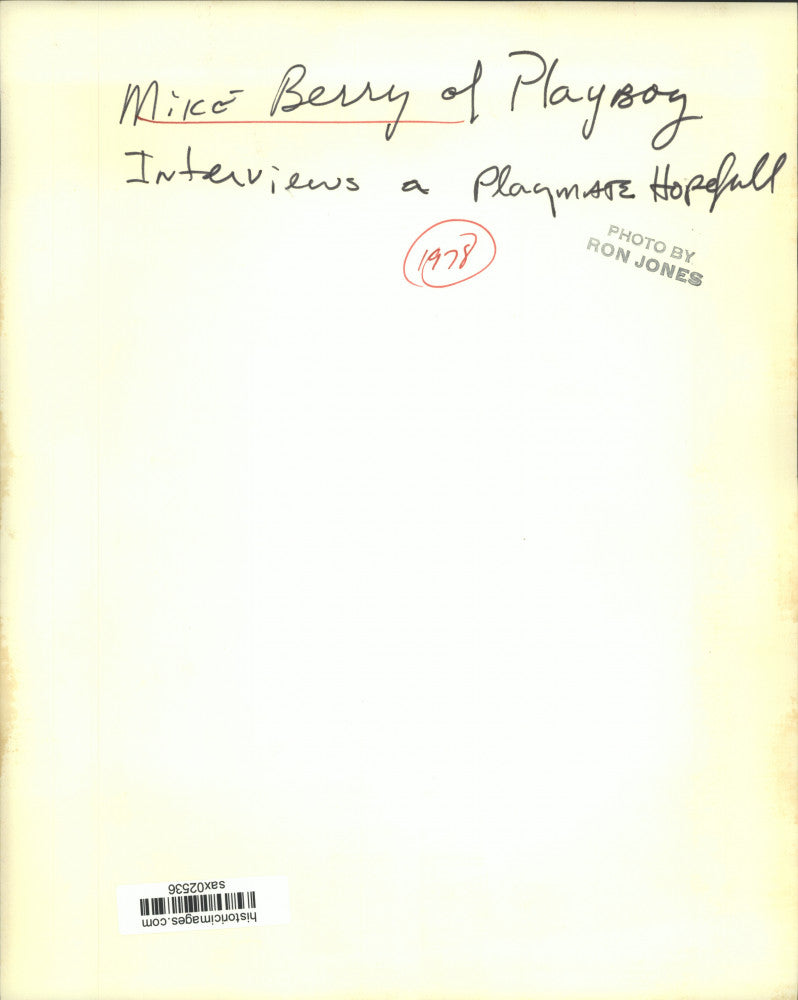 1978 Press Photo Mike Berry, Photographer for Playboy interviews hopeful woman