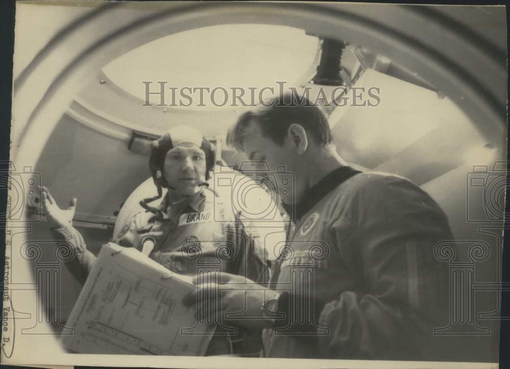 1975 Press Photo Astronaut Vance Brand with Cosmonaut Valeri N. Kubasov