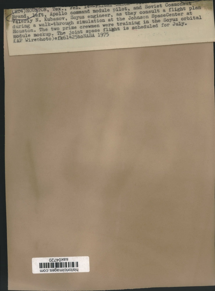1975 Press Photo Astronaut Vance Brand with Cosmonaut Valeri N. Kubasov