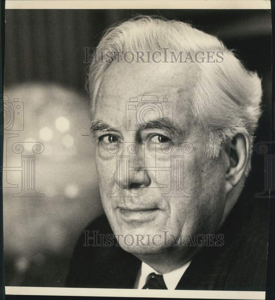 Press Photo Older man with short white hair - sax05399