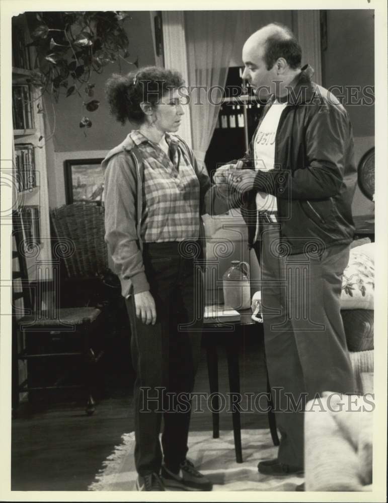 1983 Press Photo Actors Rhea Perlman and Don Amendolia in "Cheers" Show- Historic Images