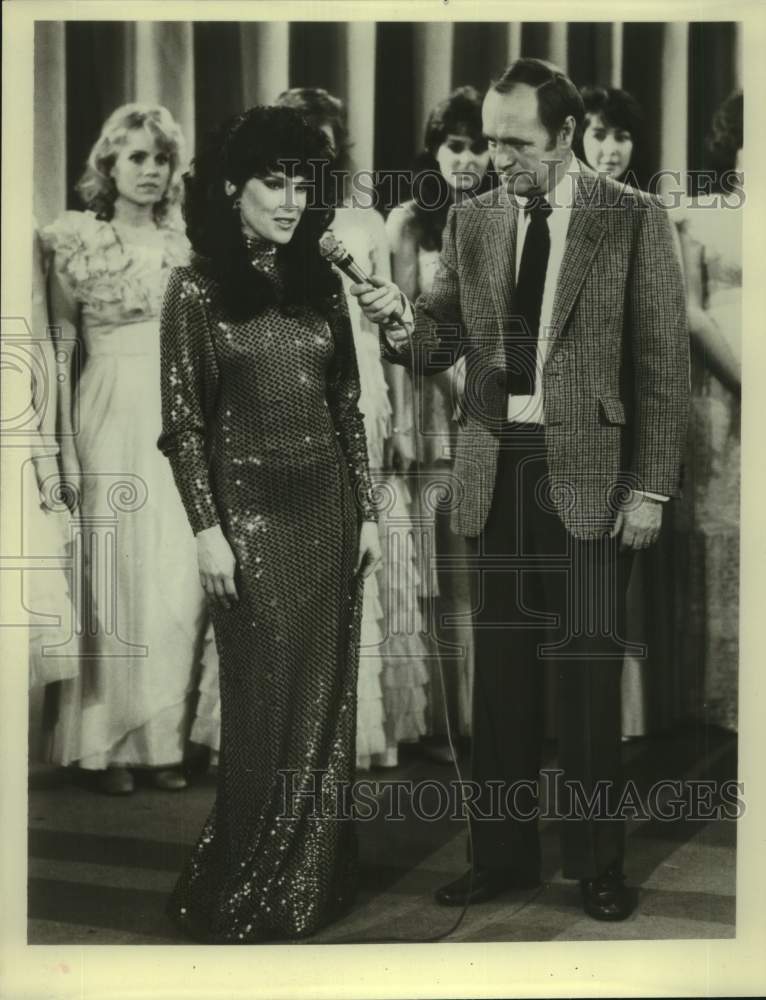 Press Photo Actor Bob Newhart with co-stars in scene - sax06355- Historic Images