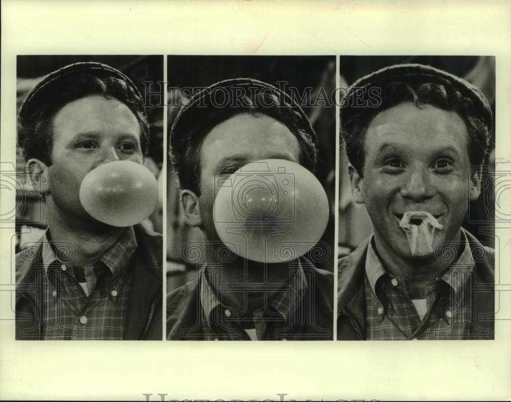 Press Photo Actor Donny Most blows bubble gum bubble - sax07026- Historic Images