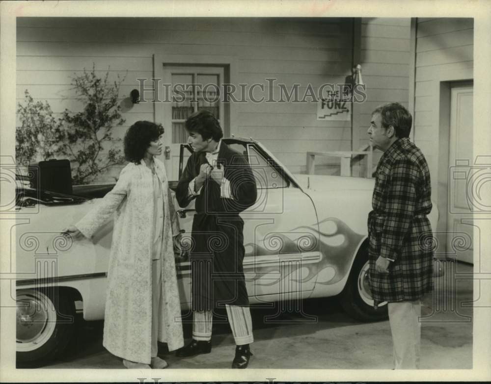 Press Photo Actors Erin Moran and Henry Winkler in &quot;Happy Days&quot; - sax07154- Historic Images