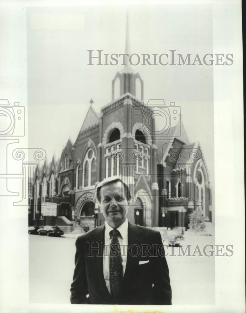 Press Photo Bill Moyers at First Baptist Church of Dallas Building for Series