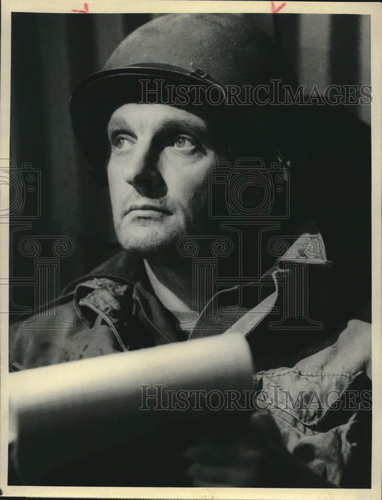 1982 Press Photo Actor Alan Alda on "MASH" Series - sax07727- Historic Images