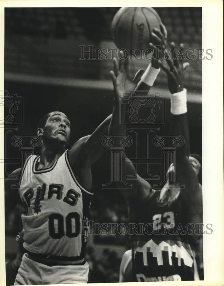 1984 Press Photo Johnny Moore, Spurs Basketball Player at Denver Game- Historic Images