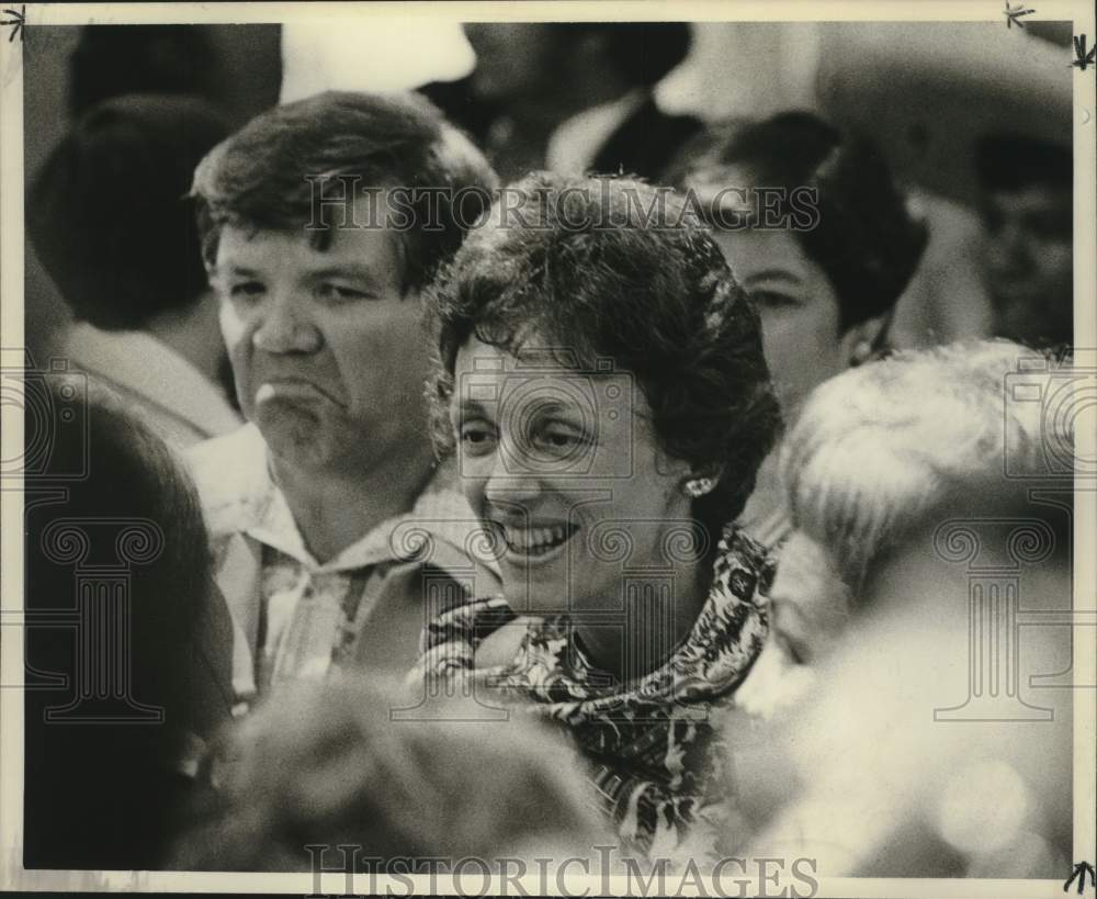 1977 Press Photo Second Lady Joan Mondale in Crowd at San Antonio Event
