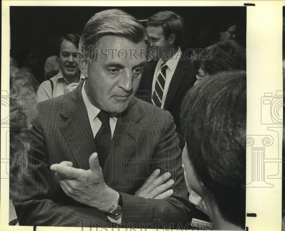 1983 Press Photo Walter Mondale at National Women&#39;s Political Caucus Event