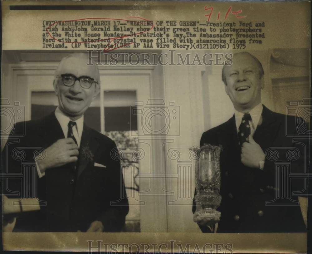 1975 Press Photo John Gerald Molloy, Irish Ambassador with President Ford