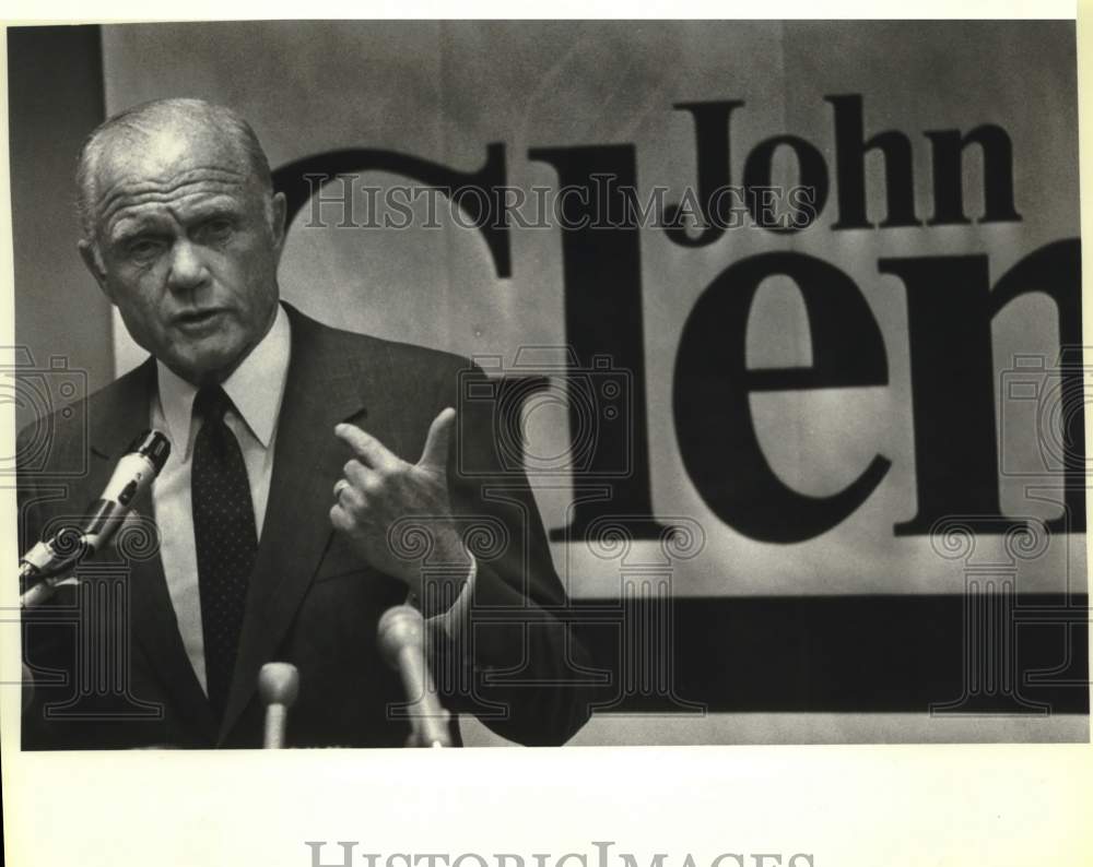 1983 Press Photo John Glenn at Hyatt Press Conference - sax08431