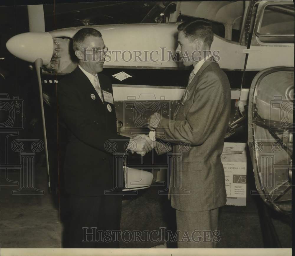 1958 Press Photo Edgar Fear with Frank Martin and Cessna Plane - sax08443
