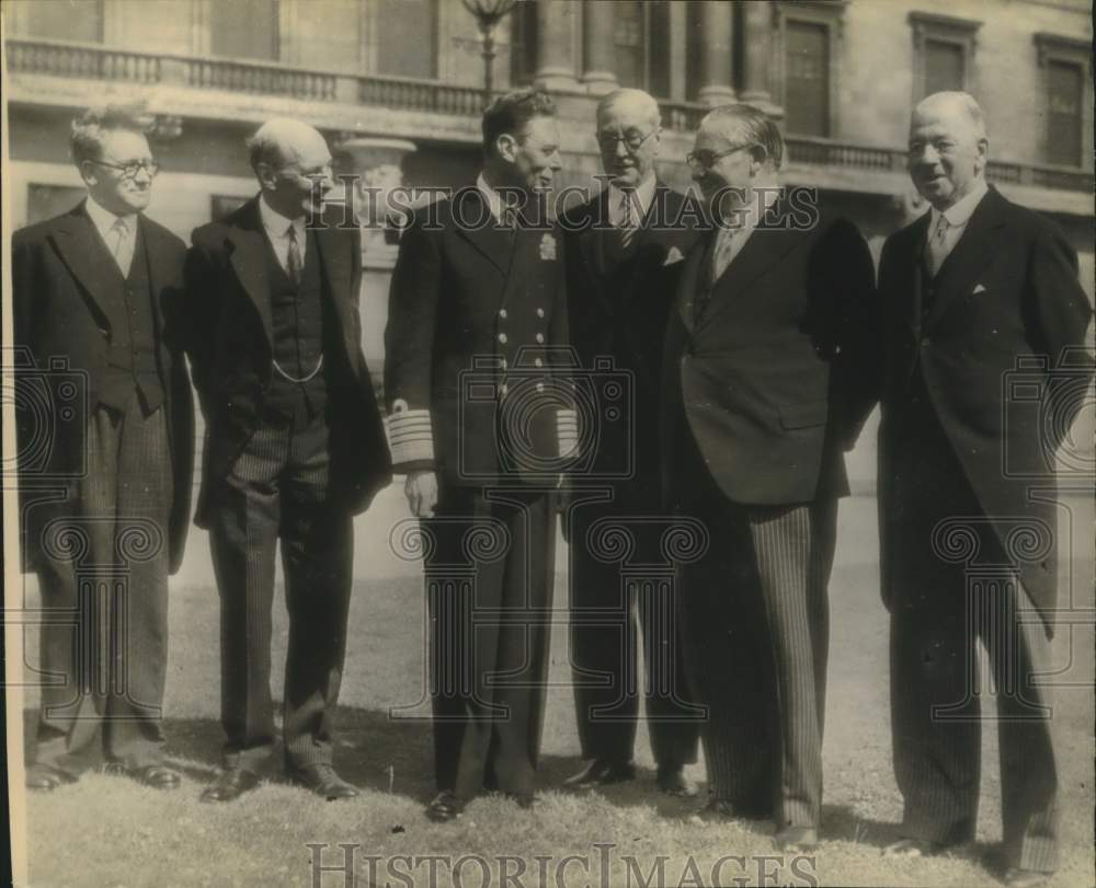 1945 Press Photo King George with British Labor Cabinet members at Parliament
