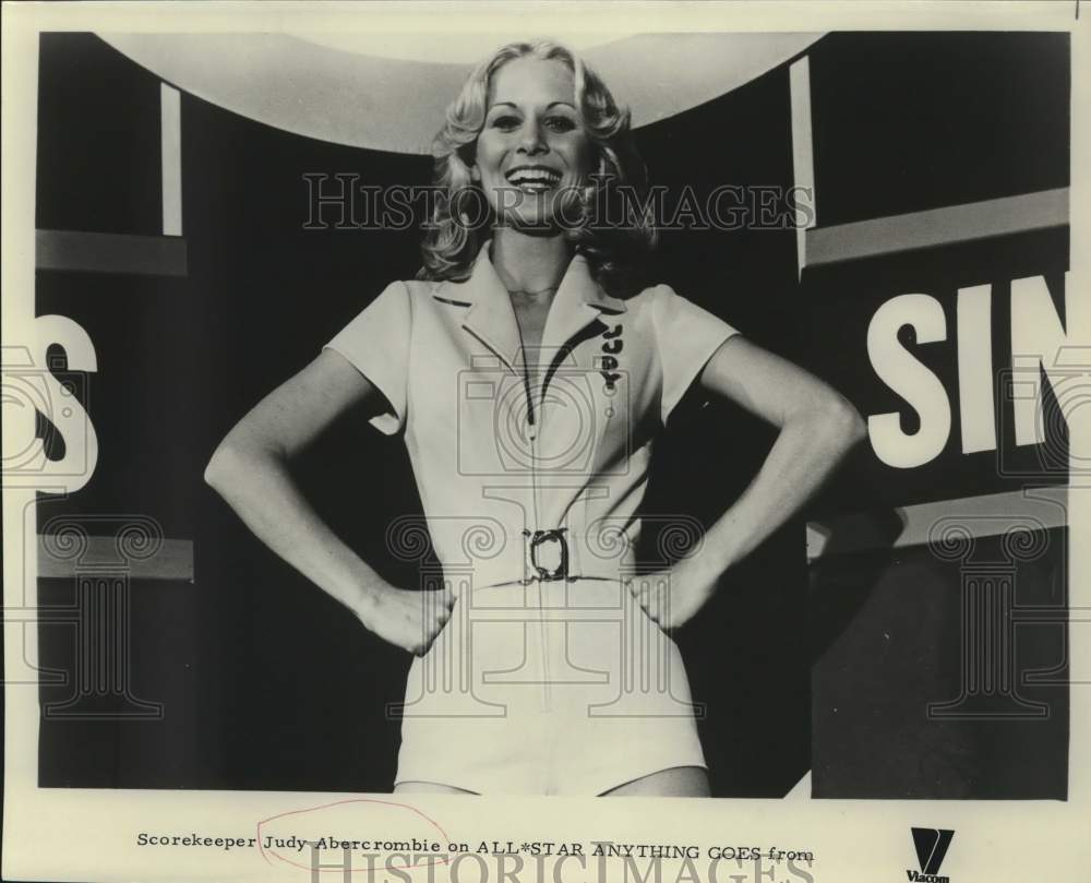 Press Photo Scorekeeper Judy Abercrombie on Television&#39;s All Star Anything Goes- Historic Images