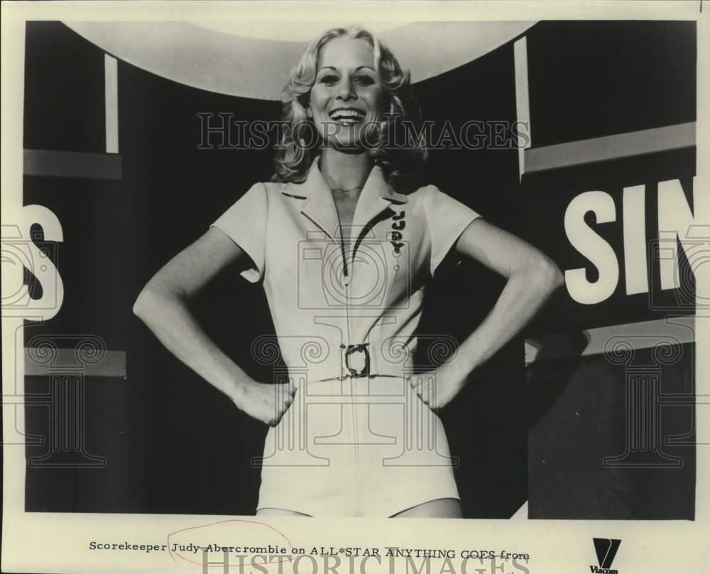 Press Photo Scorekeeper Judy Abercrombie on Television's All Star Anything Goes- Historic Images