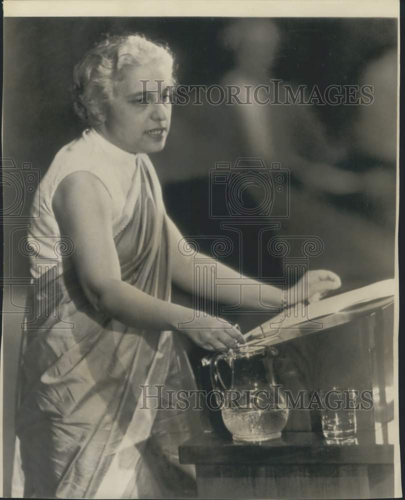 1951 Press Photo Vijaya Lakshmi Pandit Speaks at Podium - sax09067- Historic Images