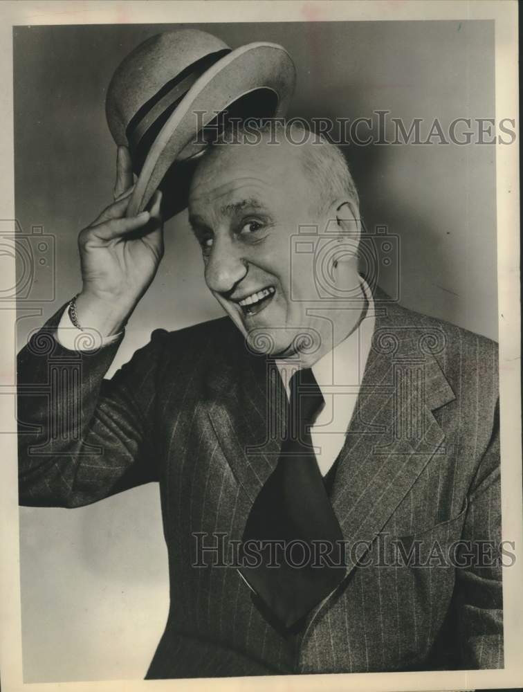 1964 Press Photo Singer & Comedian Jimmy Durante Tips His Hat - sax10115- Historic Images