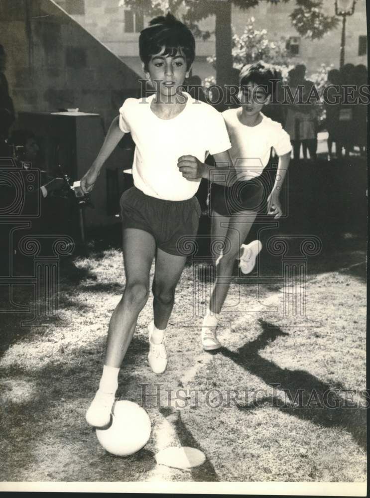 1971 Press Photo Crown Prince Reza leading sports contest in Tehran - sax10428
