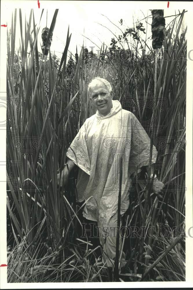 1986 Press Photo Natual Designer Ben Pesavento Walks in Cattail Wetlands- Historic Images