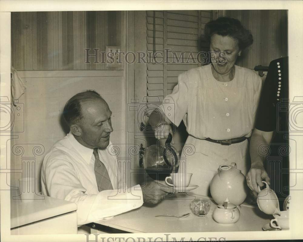 1946 Press Photo Texas Governor Candidate Homer Rainey & Wife at Home, Austin- Historic Images
