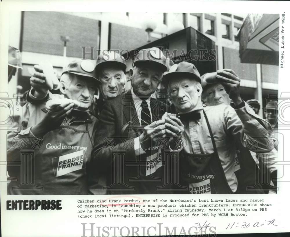 Press Photo Food Manufacturer Frank Perdue &amp; Masked Men Eat Chicken Frankfurters- Historic Images