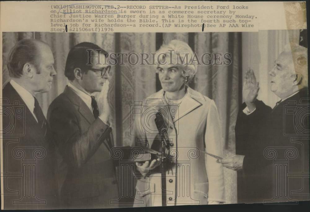 1976 Press Photo US Justice Swears in Commerce Secretary, Wife & President Watch- Historic Images