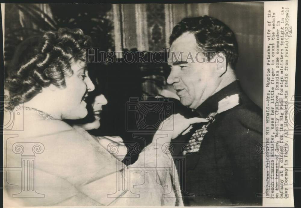 1949 Press Photo Mrs. Maurice Petsche with General Vassily Chuikov, Paris