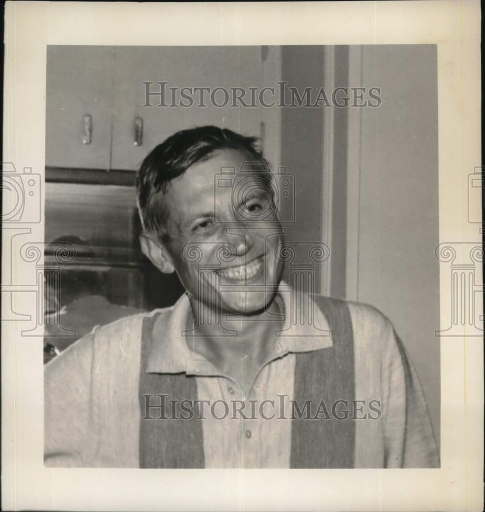 1966 Press Photo Russian Poet Yevgeny Yevtushenko Relaxes in New York City- Historic Images