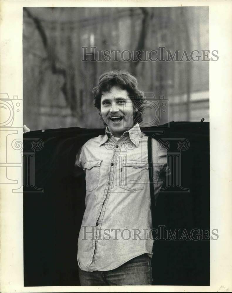 1978 Press Photo Judge Robert Young Flashes Robe, Reveals Jeans & T-Shirt- Historic Images