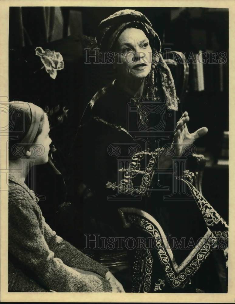 Press Photo Lorrain Morris with young girl - sax12198