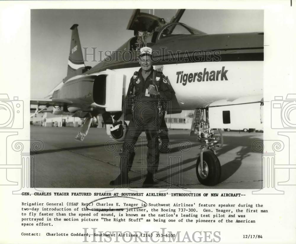 1984 Press Photo Retired Air Force Pilot Charles Yeager Poses in Front of Plane- Historic Images