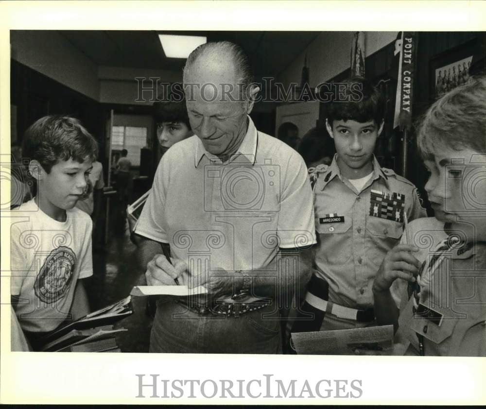 1985 Press Photo Pilot Chuck Yeager & Cadets at San Antonio Acadamy - sax12640- Historic Images