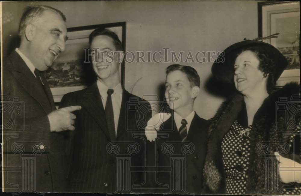 1943 Press Photo Judge Fred M. Vinson Jokes With Family, Washington - sax12691- Historic Images