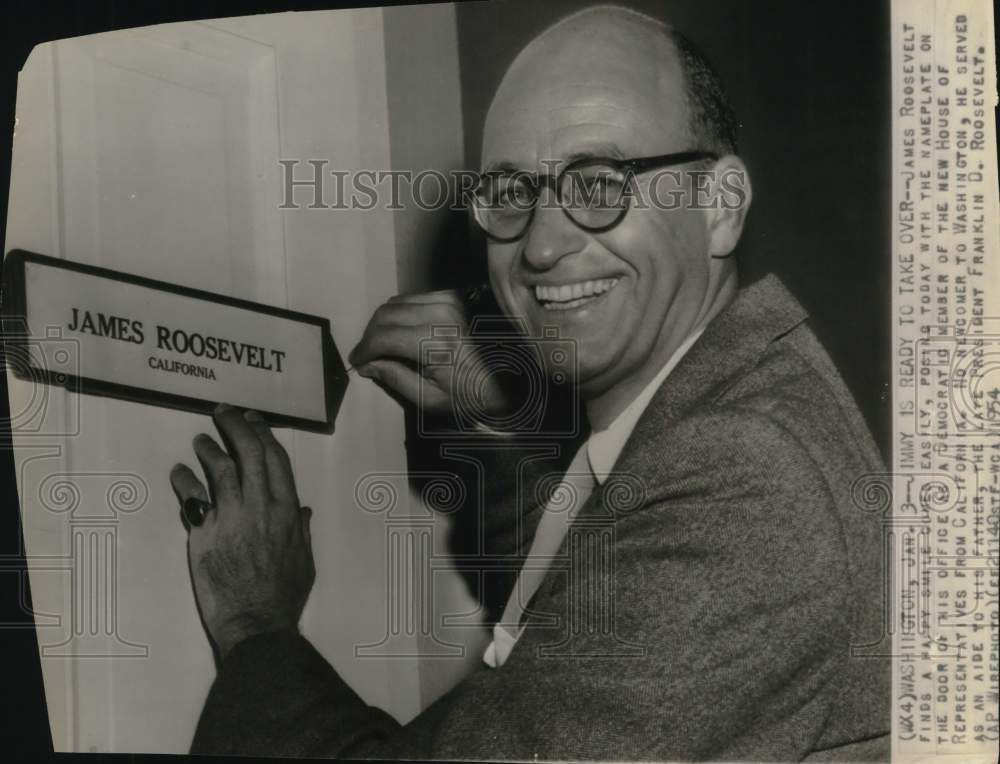 1954 Press Photo James Roosevelt Hangs Nameplate on Office Door, Washington- Historic Images