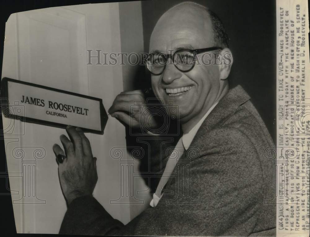 1954 Press Photo James Roosevelt Hangs Nameplate On Office Door Washi 1954-press-photo-james-roosevelt-hangs-nameplate-on-office-door-washi
