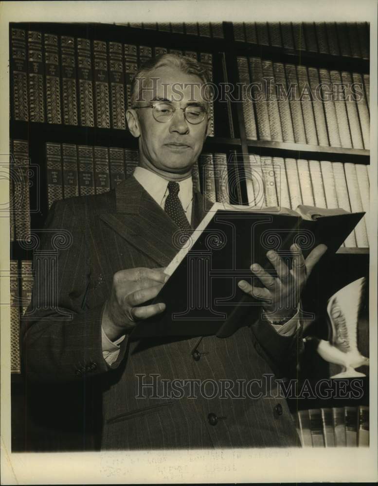 1949 Press Photo Encyclopedia Britannica Editor Walter Yust Reads Book, Chicago- Historic Images