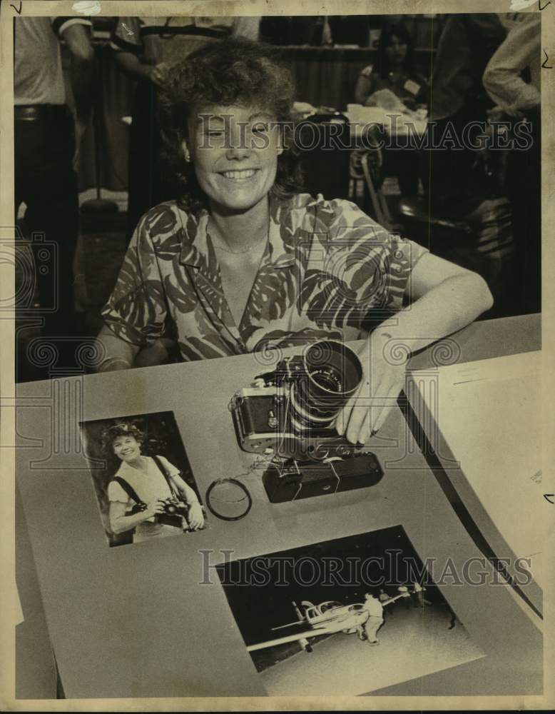 1981 Press Photo San Antonio Express-News Photographer JB Hazlett with Camera- Historic Images