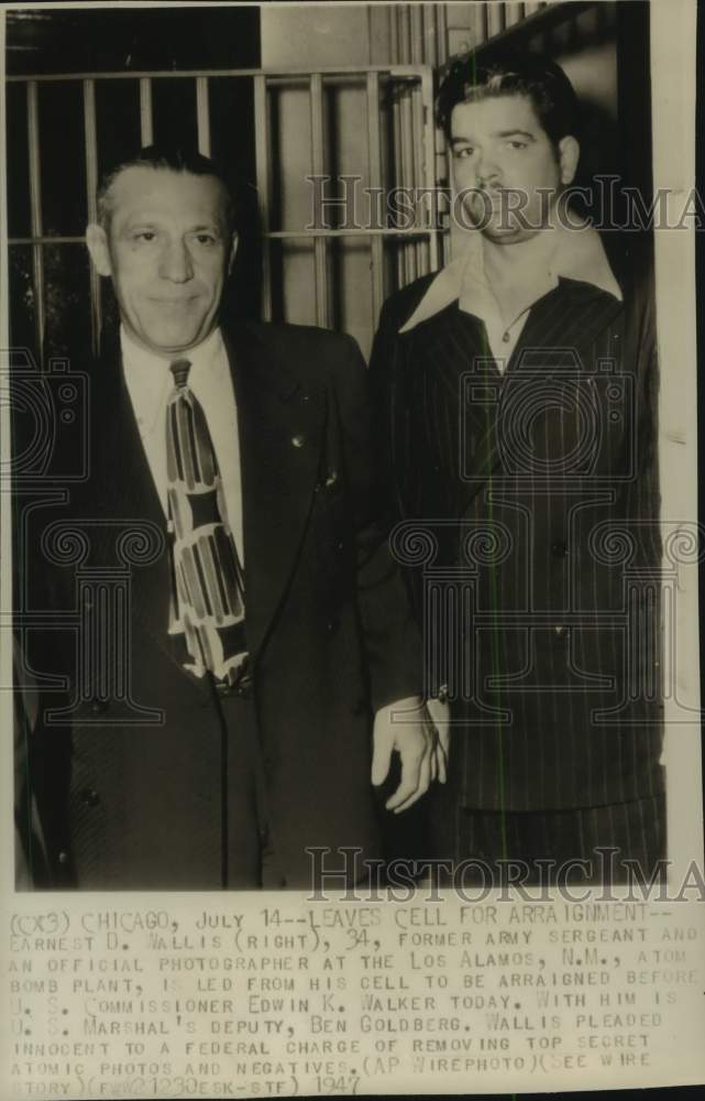 1947 Press Photo Marshal Ben Goldberg Escorts Earnest Wallis to Chicago Court- Historic Images