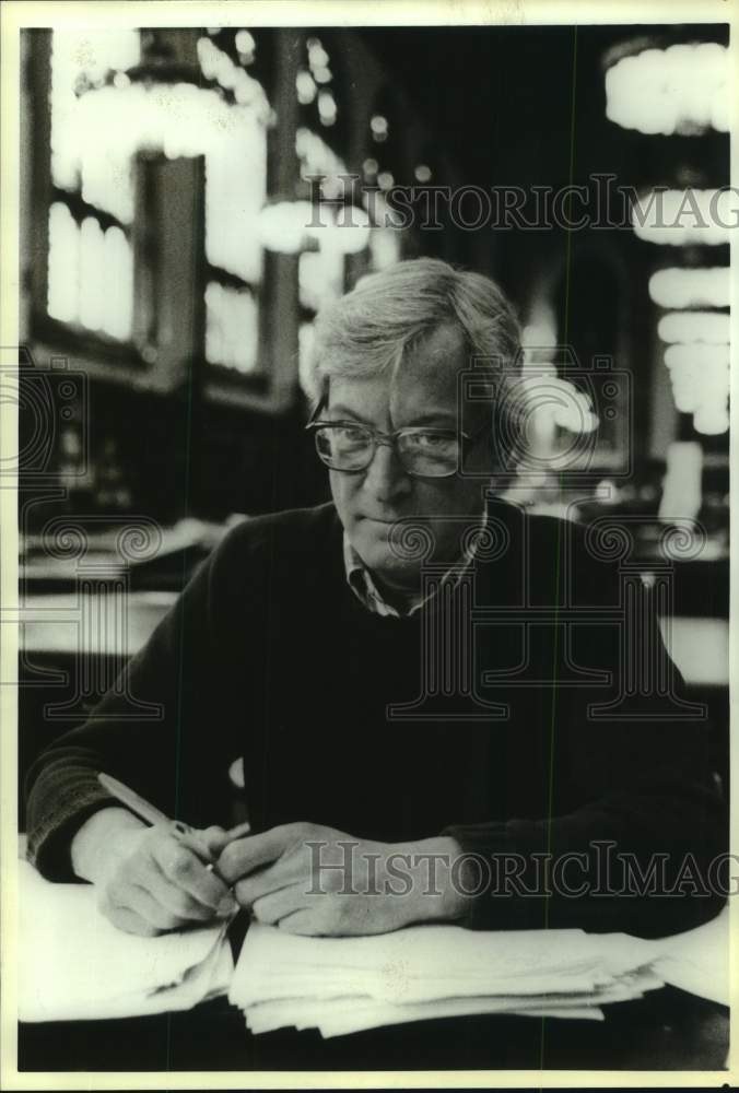 1989 Press Photo Author Richard Selzer Works in Yale Library in New Haven- Historic Images