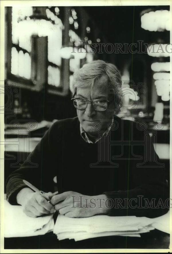 1989 Press Photo Author Richard Selzer Works in Yale Library in New ...