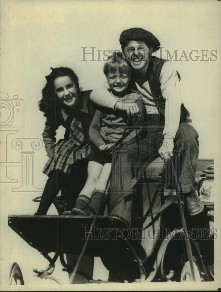 Press Photo Actors Mickey Rooney &amp; Liz Taylor Pose with Child - sax13747- Historic Images