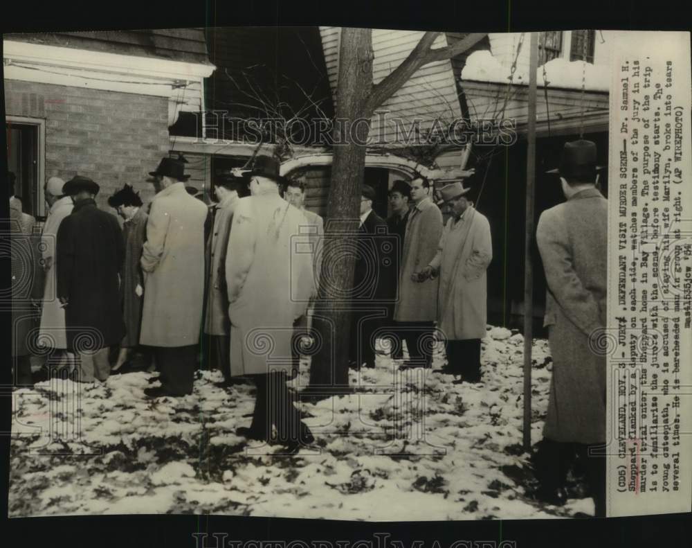 1954 Press Photo Dr. Samuel Sheppard, Deputies & Jury at Cleveland Crime Scene- Historic Images