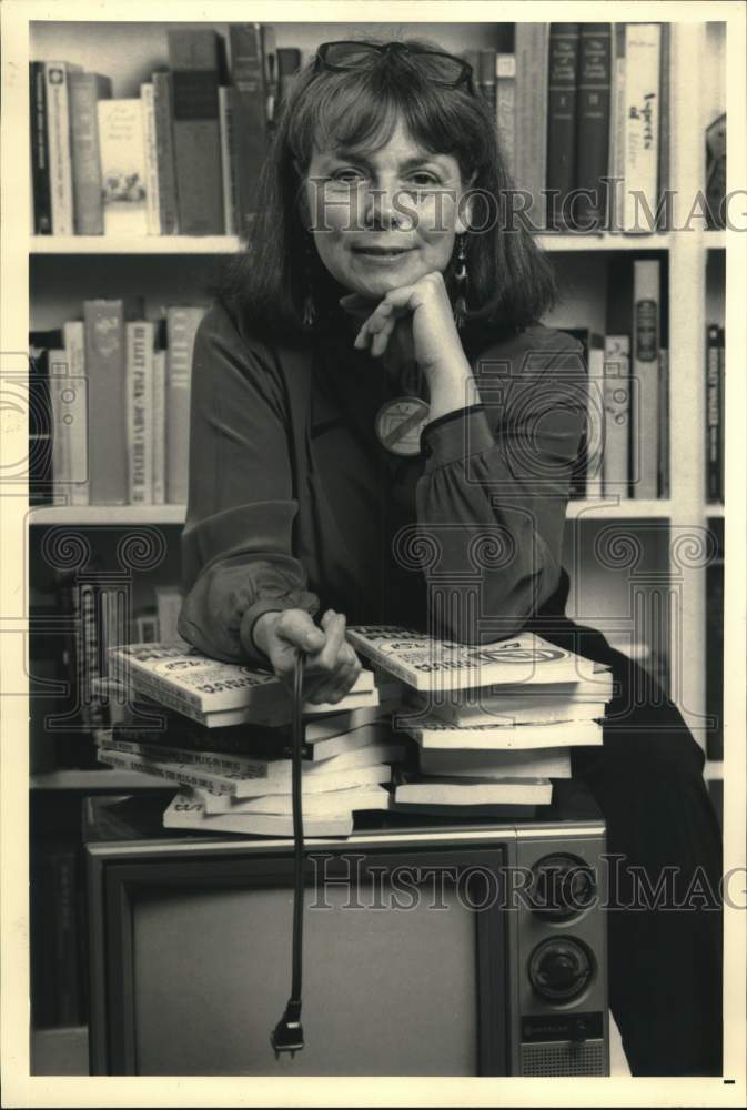 1987 Press Photo Marie Winn, author of &quot;The Plug-In Drug, &quot; in Manhattan.- Historic Images