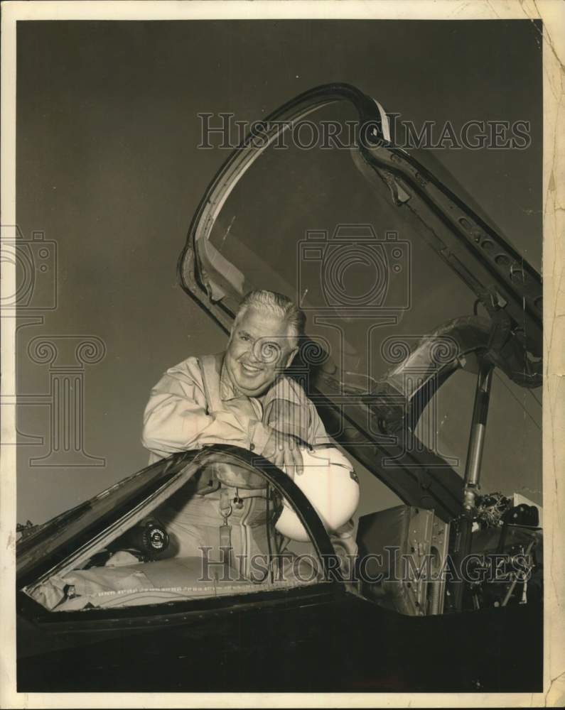 1954 Press Photo O.E. &quot;Pat: Tibbs before boarding a jet fighter plane- Historic Images